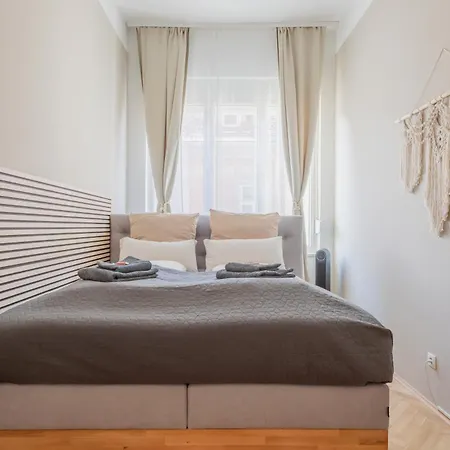 アパート Indigo Breeze - Historic Center With Elevator & Free Parking By Hero Homes グラーツ